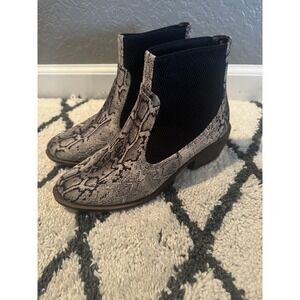 Boutique By Corkys Hanover Print Chelsea Ankle Booties Size 8